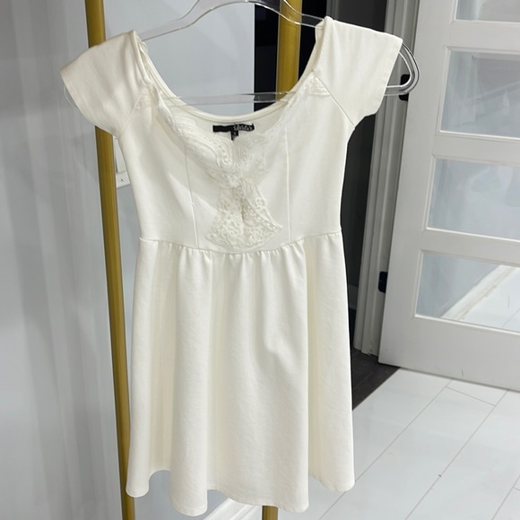 Beautiful Lulu’s white dress size small - Picture 1 of 5